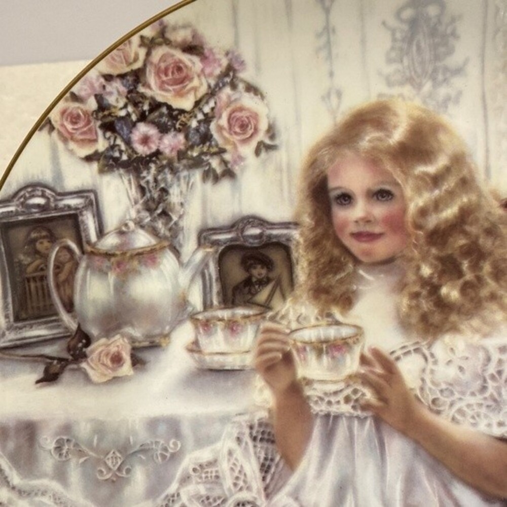 Heirlooms & Lace Victoria Collector’s #2 Plate in Series By Corinne Layton 4982A - Picture 11 of 15